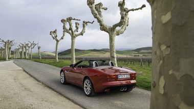 Jaguar F-Type V6 S rouge 3/4 arrière gauche