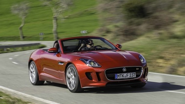 Jaguar F-Type V6 S rouge 3/4 avant droit filé 2