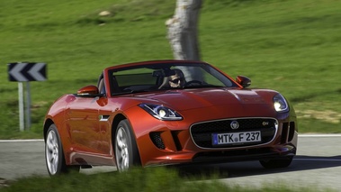 Jaguar F-Type V6 S rouge 3/4 avant droit filé 3