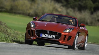 Jaguar F-Type V6 S rouge 3/4 avant gauche penché