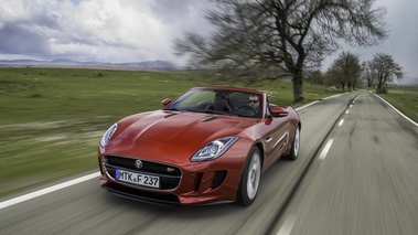 Jaguar F-Type V6 S rouge 3/4 avant gauche travelling 2