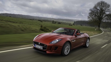 Jaguar F-Type V6 S rouge 3/4 avant gauche travelling penché