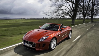 Jaguar F-Type V6 S rouge 3/4 avant gauche travelling