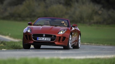 Jaguar F-Type V6 S rouge 3/4 avant gauche