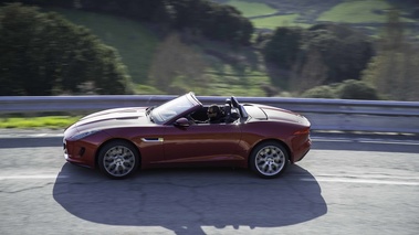 Jaguar F-Type V6 S rouge filé vue de haut