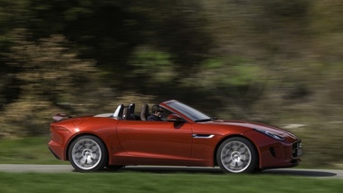 Jaguar F-Type V6 S rouge filé