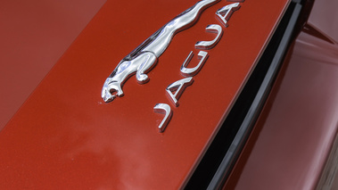 Jaguar F-Type V6 S rouge logo aileron debout