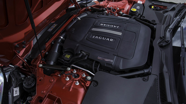 Jaguar F-Type V6 S rouge moteur
