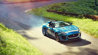 Jaguar Project 7 - bleu - 3/4 avant gauche dynamique