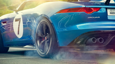 Jaguar Project 7 - bleu - roue fumante