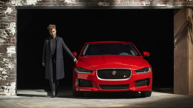 Jaguar XE - rouge - face avant