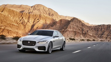 Jaguar XF 2015 - Blanche - 3/4 avant gauche dynamique