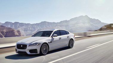 Jaguar XF 2015 - Blanche - 3/4 avant gauche dynamique