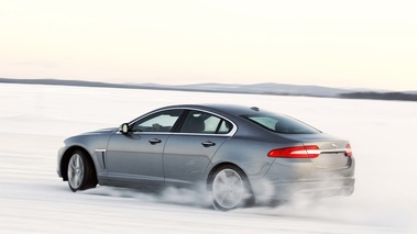 Jaguar XF AWD gris 3/4 arrière gauche filé