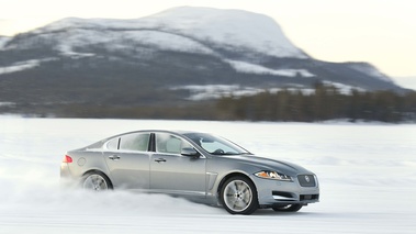 Jaguar XF AWD gris 3/4 avant droit filé