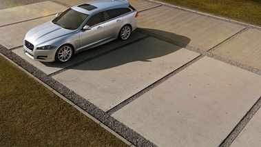 Jaguar XF Sportbrake gris 3/4 avant gauche vue de haut