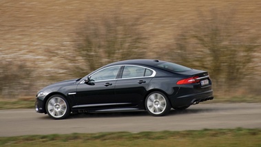 Jaguar XFR MkII noir 3/4 arrière gauche filé penché