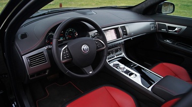 Jaguar XFR MkII noir intérieur