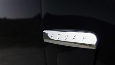 Jaguar XFR MkII noir logo aile