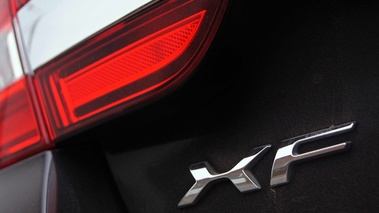 Jaguar XFR MkII noir logo XF coffre