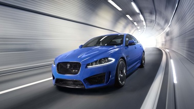 Jaguar XFR-S bleu 3/4 avant gauche travelling penché