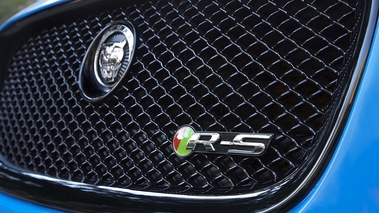 Jaguar XFR-S bleu logo calandre