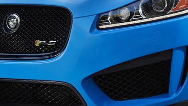 Jaguar XFR-S bleu phare avant