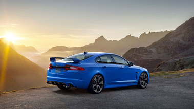 Jaguar XFR-S - bleue - 3/4 arrière droit