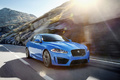 Jaguar XFR-S - bleue - 3/4 avant droit dynamique