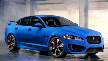 Jaguar XFR-S - bleue - 3/4 avant droit