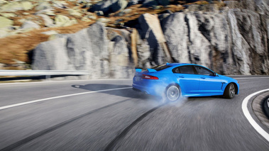 Jaguar XFR-S - bleue - arrière droit, drift