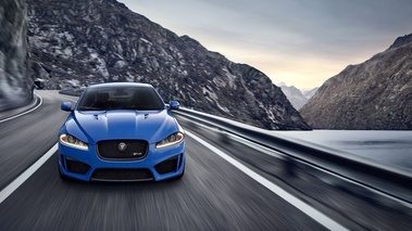 Jaguar XFR-S - bleue - face avant filé