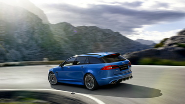 Jaguar XFR-S Sportbrake - bleu - 3/4 arrière gauche dynamique