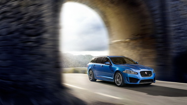 Jaguar XFR-S Sportbrake - bleu - 3/4 avant droit dynamique