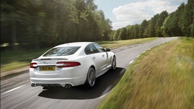 Jaguar XFR Speed Pack - blanche - 3/4 arrière droit, dynamique