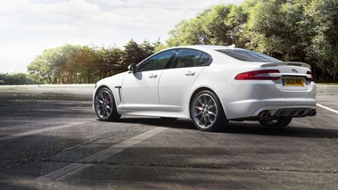 Jaguar XFR Speed Pack - blanche - 3/4 arrière gauche