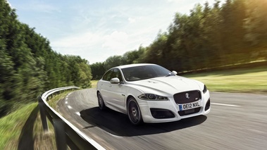 Jaguar XFR Speed Pack - blanche - 3/4 avant droit, dynamique