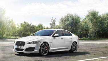 Jaguar XFR Speed Pack - blanche - 3/4 avant gauche