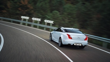 Jaguar XJ 2015 R-Sport - Blanche - 3/4 arrière gauche dynamique