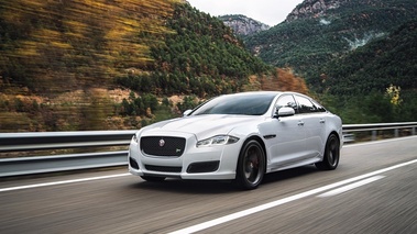 Jaguar XJ 2015 R-Sport - Blanche - 3/4 avant gauche dynamique