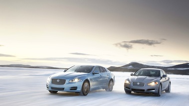 Jaguar XJ AWD bleu & XF AWD gris 3/4 avant gauche travelling