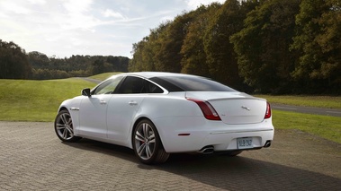 Jaguar XJ Pack Sport blanc 3/4 arrière gauche