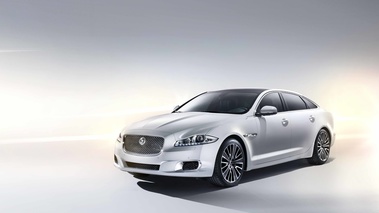 Jaguar XJ Ultimate blanc 3/4 avant gauche