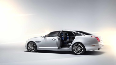 Jaguar XJ Ultimate blanc profil porte ouverte