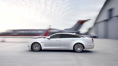 Jaguar XJ Ultimate blanc profil travelling 2