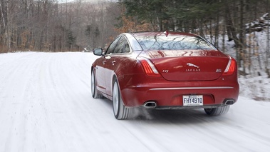 Jaguar XJ V6 AWD rouge 3/4 arrière gauche travelling