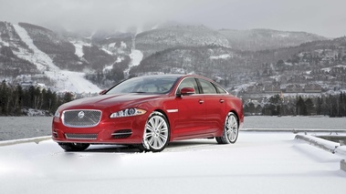 Jaguar XJ V6 AWD rouge 3/4 avant gauche 2