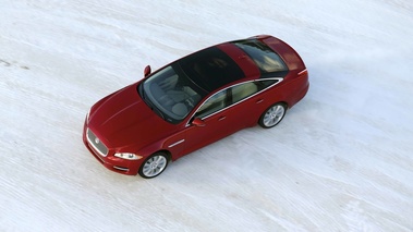 Jaguar XJ V6 AWD rouge 3/4 avant gauche filé vue de haut