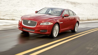 Jaguar XJ V6 AWD rouge 3/4 avant gauche travelling penché