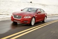 Jaguar XJ V6 AWD rouge 3/4 avant gauche travelling penché